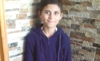 الطفل الفلسطيني عطية بني عودة بعد تركيب الاطراف الصناعية له ﻿
