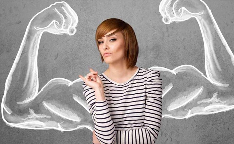 بالفيديو.. زوجة شجاعة تنقذ زوجها من أيدي مسلحين