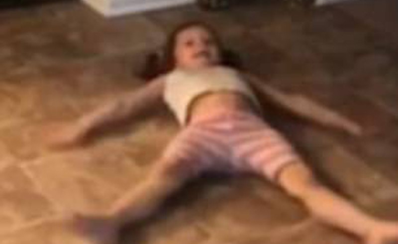 بالفيديو.. ردة فعل طفلة عند رؤيتها صورة مرعبة داخل الثلاجة