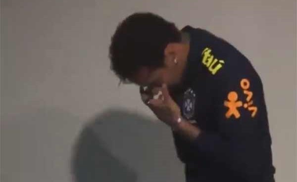 بالفيديو.. ما سر بكاء نيمار في مؤتمر صحفي للبرازيل؟