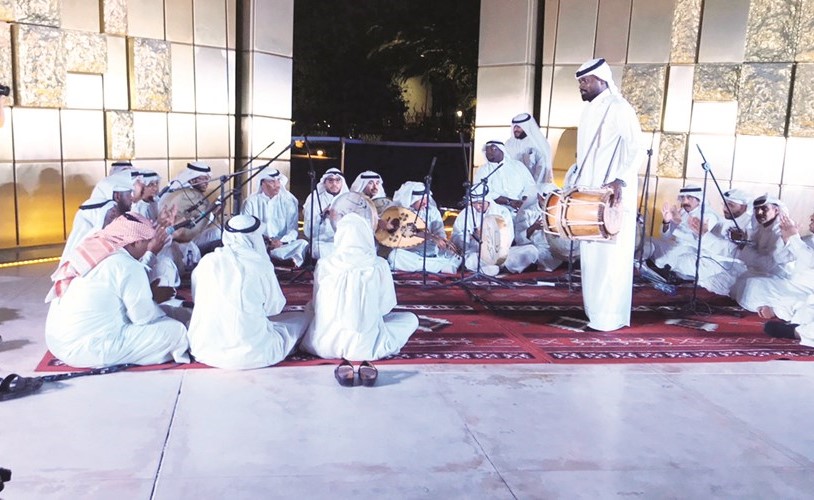 فرقة بن حسين تبدع أمام نصب الدستور الكويتي ﻿