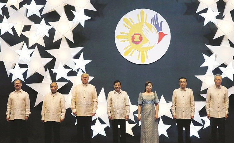 ﻿الرئيس الاميركي دونالد ترامب في صورة جماعية مع قادة دول رابطة الاسيان في الفلبين امس	( رويترز) ﻿
