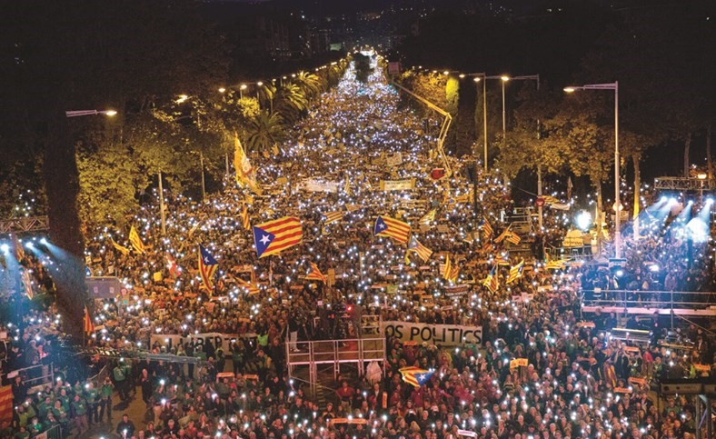 مئات الالاف من مؤيدي استقلال كتالونيا خلال تظاهرة تطالب باطلاق سراح قادة الاقليم المعتقلين في برشلونة امس الاول ( ا.پ)﻿