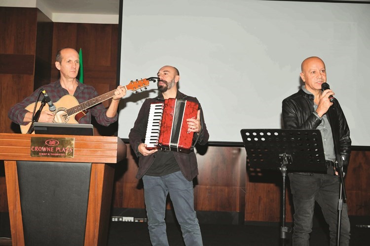 الفرقة الموسيقية الإيطالية تقدم عرضها المميز خلال اليوم الثقافي﻿
