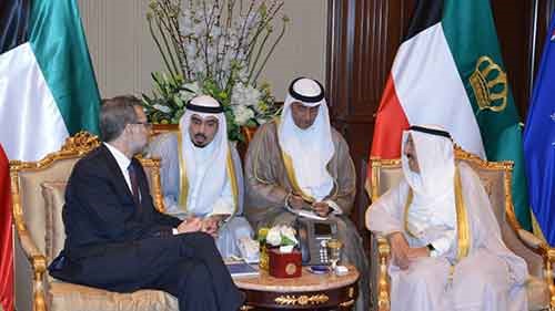   أمير البلاد الشيخ صباح الأحمد مستقبلاً سفير جمهورية بيرو فرانسيسكو 