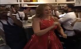 بالفيديو.. يسرا ترقص مع عمال مطعم على أغنيتها الجديدة