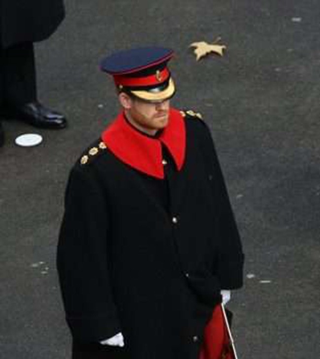 بالصور.. الأمير هاري يكسر القواعد العسكرية للجيش البريطاني