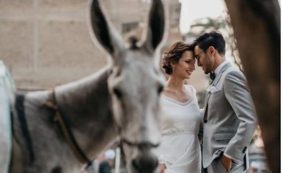 مصري وعروسه يبهران مواقع التواصل بصور "غير تقليدية"