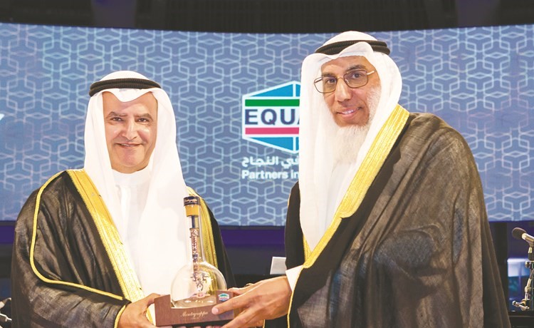عصام المرزوق يتسلم درعا تكريمية من محمد حسين﻿