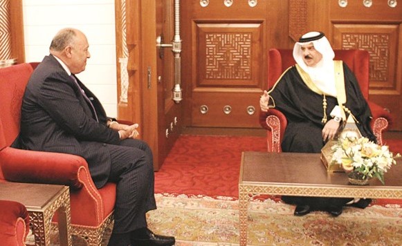 العاهل البحريني الملك حمد بن عيسى متسلما رسالة الرئيس عبدالفتاح السيسي من وزير الخارجية سامح شكري﻿