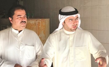 الشيخ حمود المبارك وعبدالعزيز عاشور خلال تفقدهما المجمع﻿