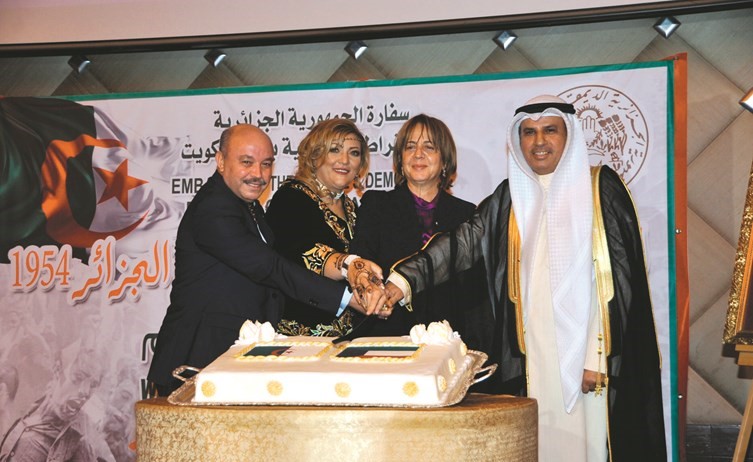 د. فالح العزب يشارك وزيرة التضامن الوطني والأسرة وقضايا المرأة الجزائرية غنية الدالية والسفير الجزائري وحرمه قطع كعكة الاحتفال﻿