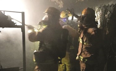 ﻿رجال الإطفاء يكافحون حريق خيطان﻿