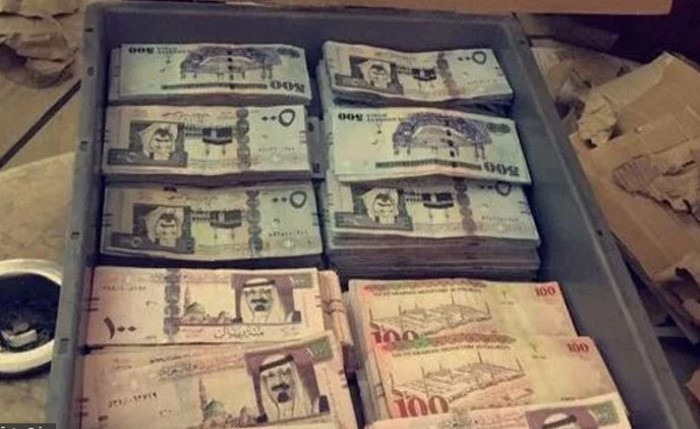 بالفيديو.. شاهد: كيف حاول رجل إخفاء وتهريب 3 ملايين ريال بطريقة مبتكرة بمطار الرياض ؟