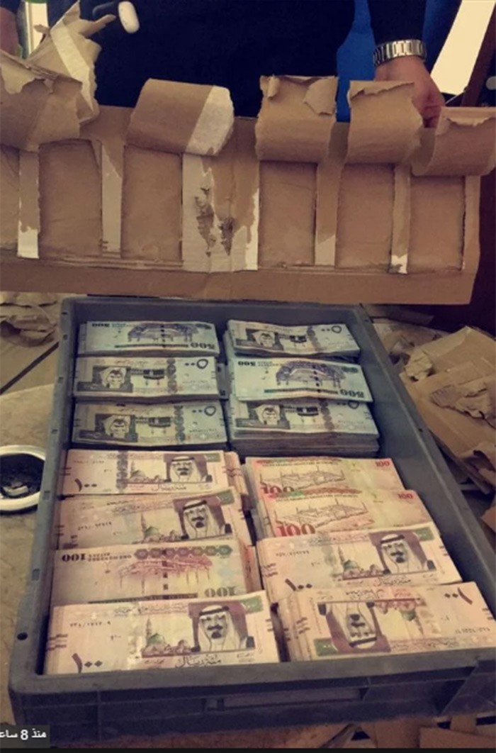 بالفيديو.. شاهد: كيف حاول رجل إخفاء وتهريب 3 ملايين ريال بطريقة مبتكرة بمطار الرياض ؟