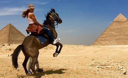 بالصور.. بطلة "ديسباسيتو" تزور مصر وترتدي "النقاب"