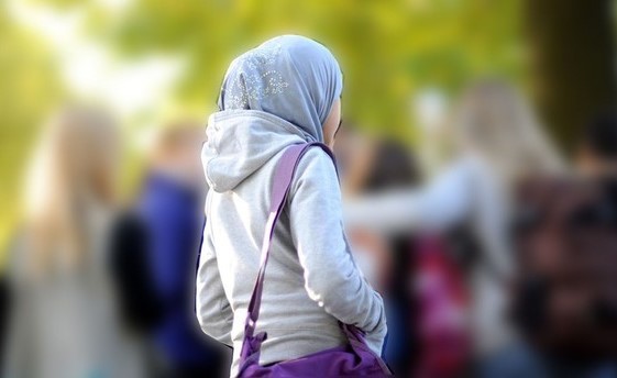 نزع الحجاب بالقوة عن رأس طالبة مسلمة في اميركا ... يؤدي إلى إقالة معلّمة