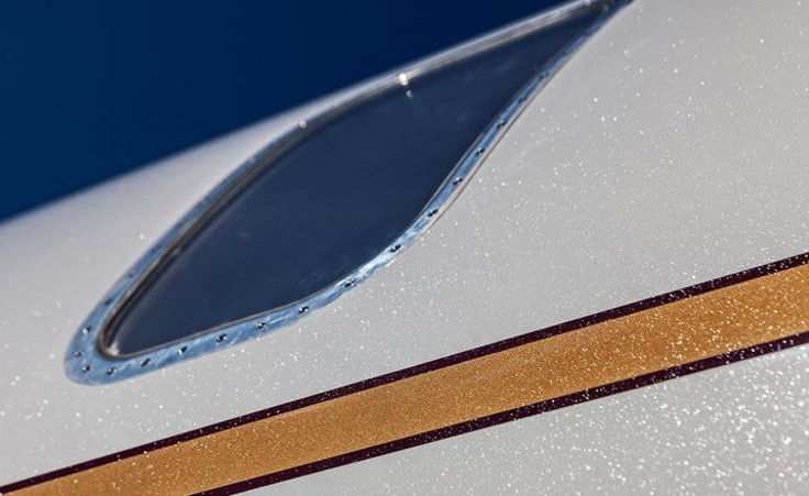 بالصور .. طائرة مطلية بمليارات البلورات من الألماس في دبي