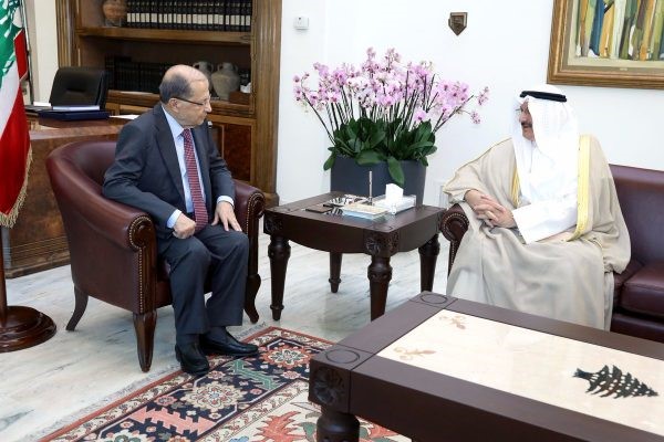 الرئيس اللبناني ميشال عون خلال استقباله السفير عبد العال القناعي