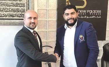 محمد فتحي وممثل الشركة البريطانية عقب توقيع الاتفاقية﻿