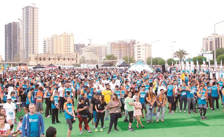 أعداد غفيرة من المتسابقين قبل انطلاق ماراثون RunKuwait الذي شارك مركز بورشه في رعايته﻿