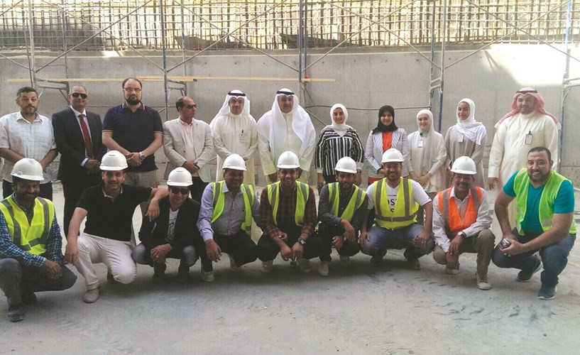 ﻿م.أحمد الموسى متوسطا العاملين في مشروع مجمع الخدمات العمالية﻿