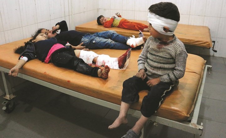 اطفال سوريون ينتظرون العلاج بعد القصف الذي شهدته كفربطنا في الغوطة المحاصرة امس	(ا.ف.پ)﻿
