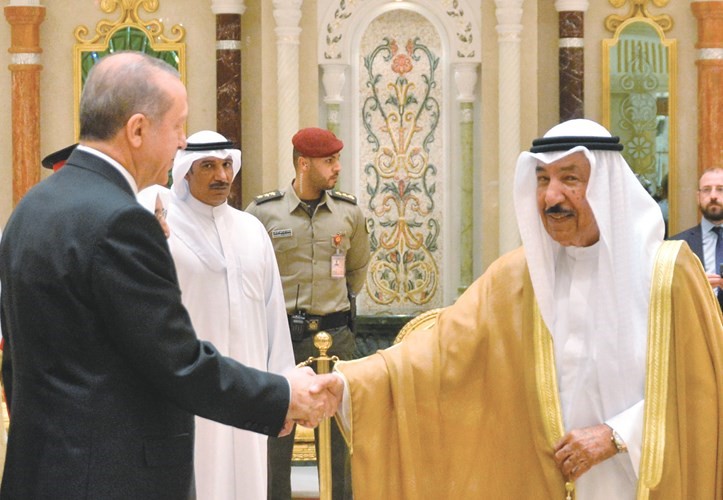 الشيخ جابرالعبد الله مصافحا الرئيس رجب طيب اردوغان ﻿