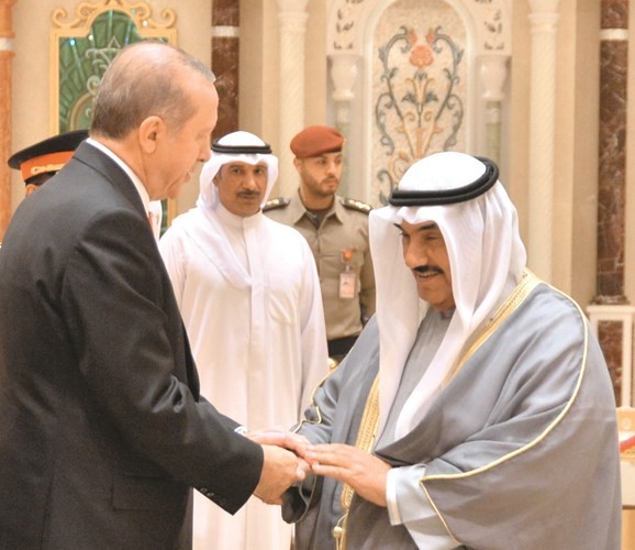سمو الشيخ ناصر المحمد مصافحا الرئيس التركي﻿
