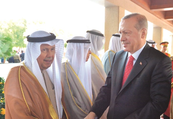 السفير أحمد فهد الفهد مصافحا الرئيس التركي ﻿