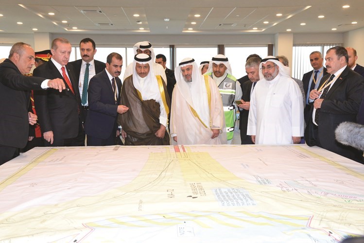 الرئيس التركي وسمو الشيخ جابر المبارك وم. عبدالرحمن المطوع يطلعون على مخطط لمشروع مبنى الركاب الجديد﻿