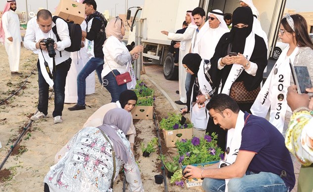 فريق قائد كفو يقوم بزراعة الشتلات﻿