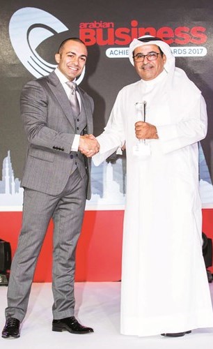  محمد عبدالعزيز الشايع متسلما الجائزة من علي عكاوي ﻿