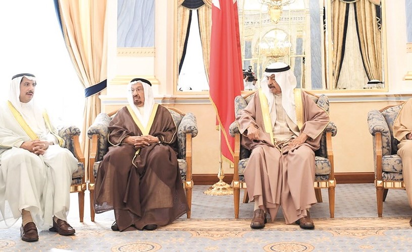 سمو الأمير خليفة بن سلمان آل خليفة مستقبلا عددا من أفراد العائلة المالكة والسفير الشيخ عزام الصباح ﻿