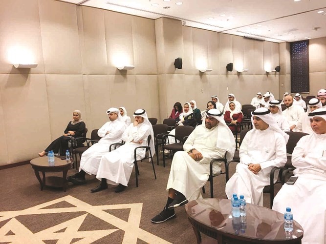 مشعل السبيعي وعبدالله اليحيا خلال ملتقى السفير	(عادل سلامة)﻿