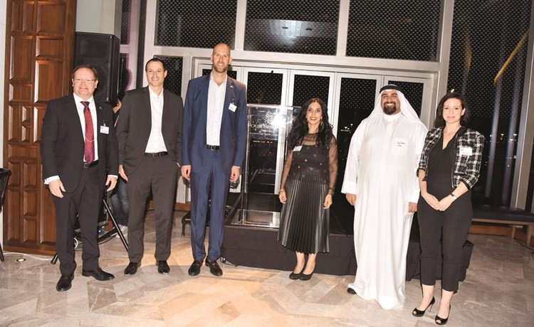 جارد ويليس مع عدد من المتحدثين في اللقاء﻿