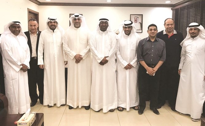 اعضاء اللجنة الخماسية عقب تسلمهم الاتحاد ﻿