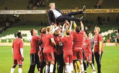 لاعبو الدنمارك يرفعون مدربهم عاليا (أ.پ)﻿
