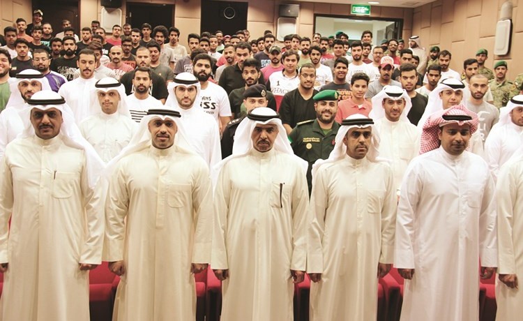 اللواء الركن فالح شجاع متقدما المشاركين في الندوة﻿