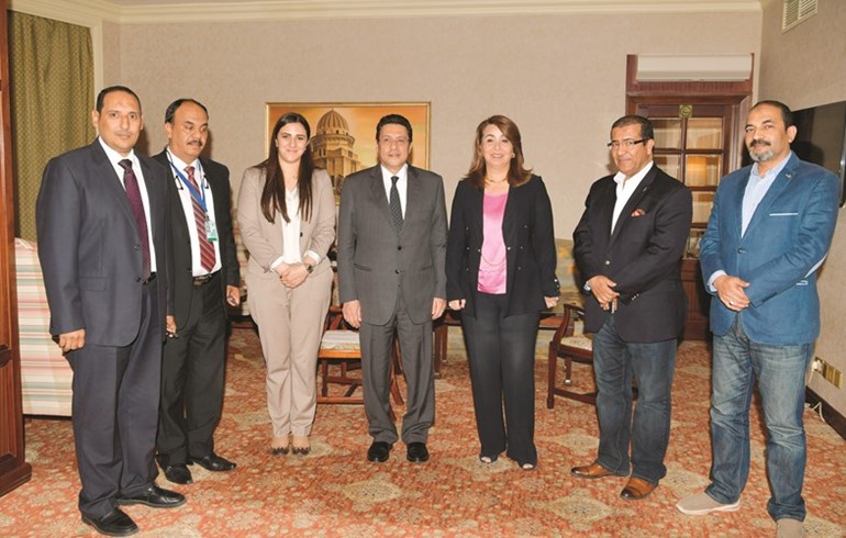 وزيرة التضامن الاجتماعي المصرية غادة والي والسفير المصري طارق القوني والمستشارة الإعلامية جمانا نجم الدين ومستشار الإدارة العامة الزميل حسام فتحي والزميل اسامة ابوالسعود وبعض الزملاء خلال اللقاء ﻿