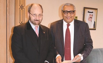 السفير خالد الدويسان ورئيس مقرري الجائزة مايكل سيغموند ستيرنبرغ﻿
