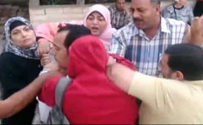 فيديو مأساوي.. ضرب أب مصري من أهل طليقته أثناء رؤية ابنته.. رد فعله صادم !