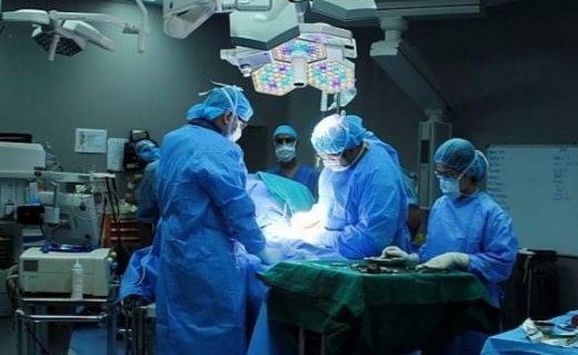 السعودية: أطباء ينجحون في إعادة ترميم وجه طفل فقد جزءاً منه في حادث مروري