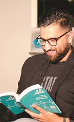 علي نجم يتصفح كتابه الجديد﻿