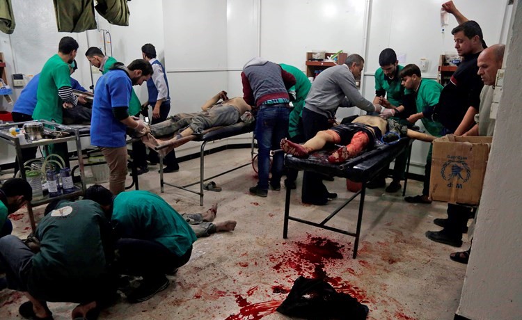 مصابون يتلقون العلاج في مستشفى ميداني بعد قصف النظام لبلدة عربين في الغوطة الشرقية المحاصرة	(أ.ف.پ)﻿