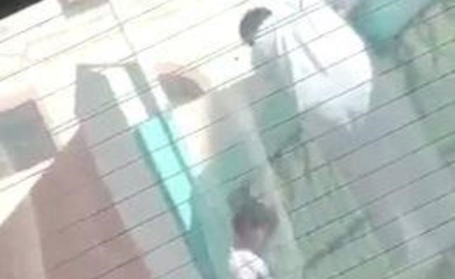 بالفيديو.. لحظة إنقاذ طالب ابتدائي نُسي داخل مدرسته بعد أن أغلقت أبوابها