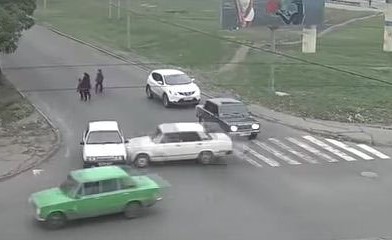 فيديو غريب.. سيارة متعطلة تصدم مركبة في تقاطع