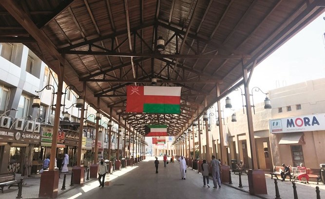 أعلام سلطنة عمان في سوق المباركية﻿