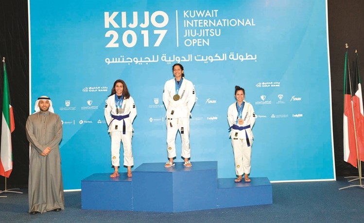 عبدالمحسن البابطين الى جانب الفائزات على منصة التتويج ﻿