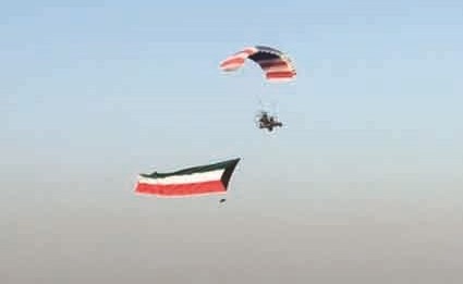 علم الكويت يزين سماء الكويت﻿